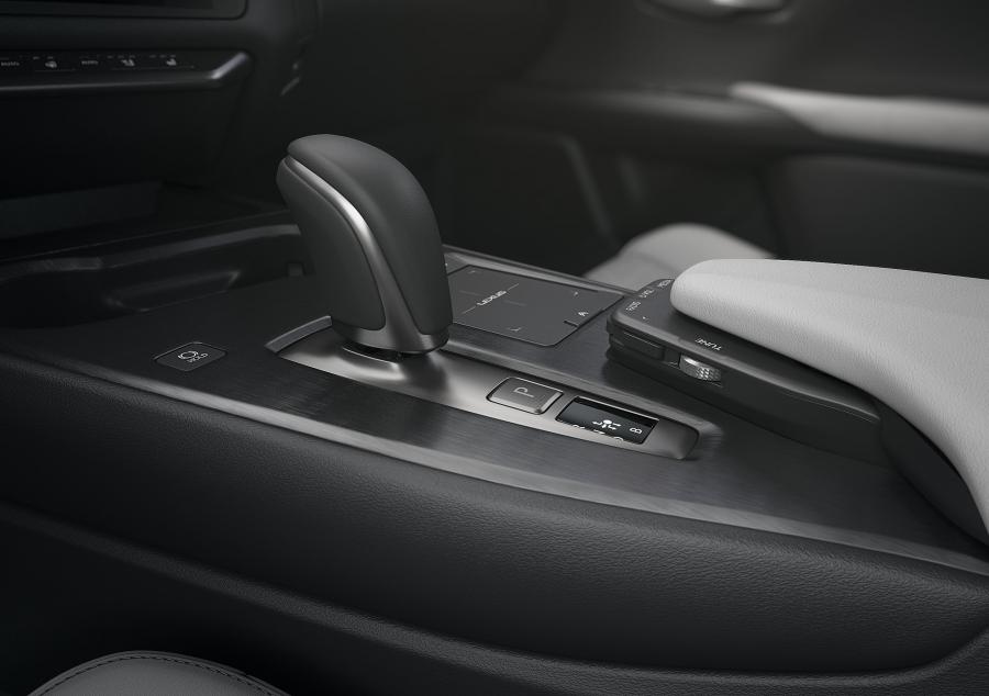Детали интерьера Lexus UX300e 2020 года  (WW) (фото 10 из 62)